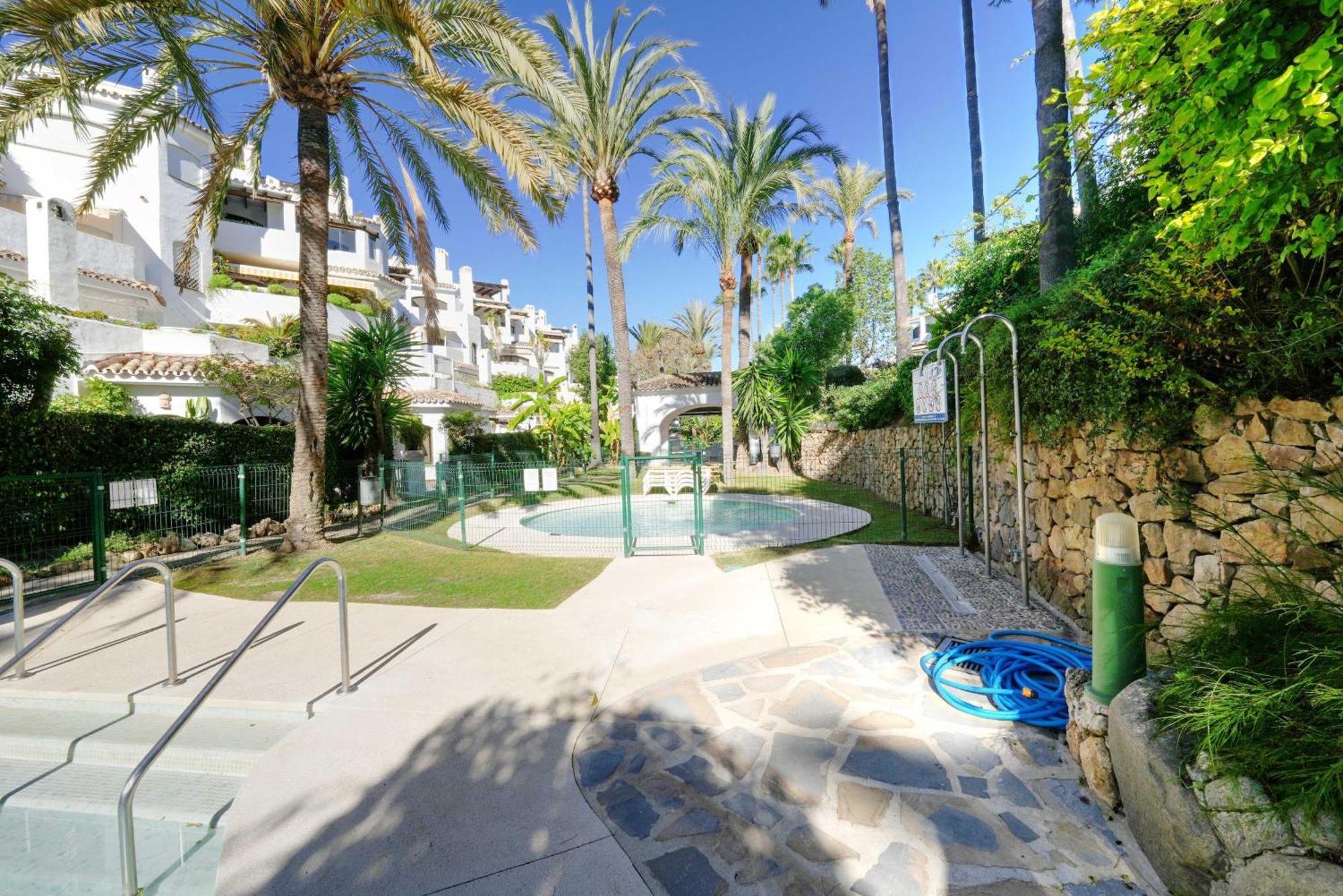 1104 First Line Golden Pool Marbella