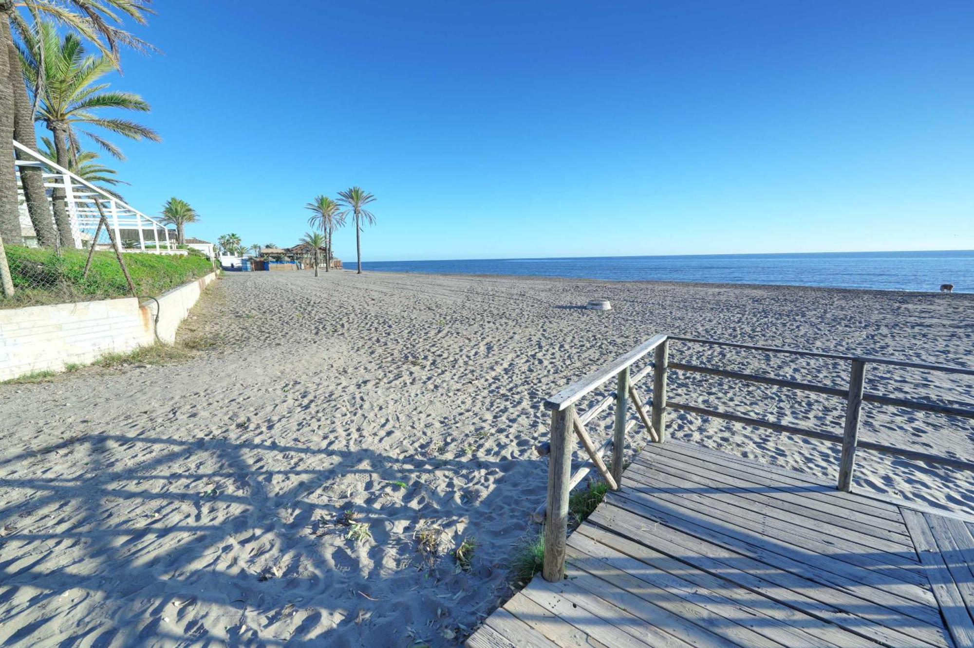 1104 First Line Golden Pool Marbella